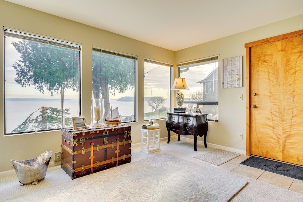 1/4 Mi to Beach: Family Home w/ Spacious Deck!