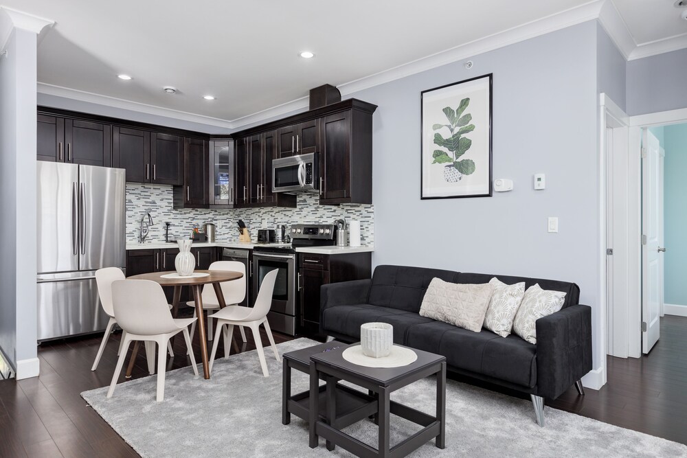 192 East 44th Ave
