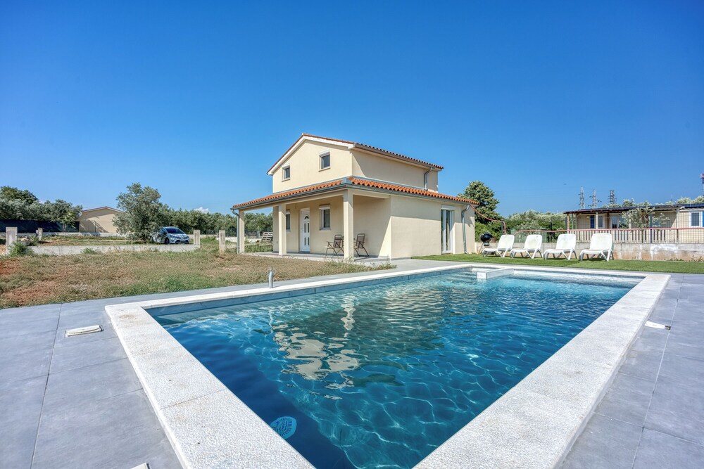 Cozy Holiday Home With Pool