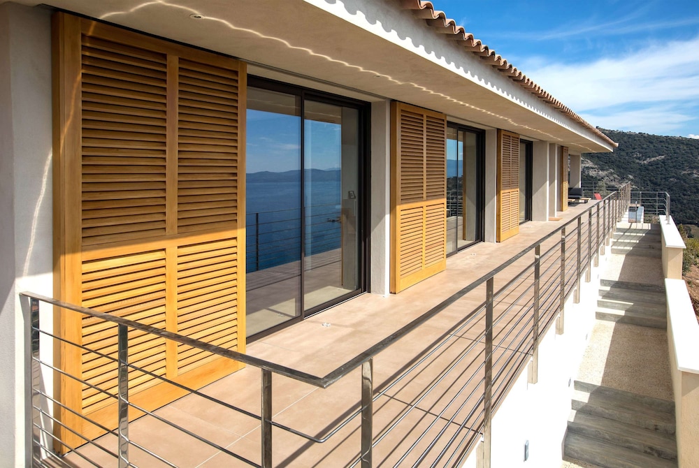 Luxurious Architect-designed Property Pool sea View