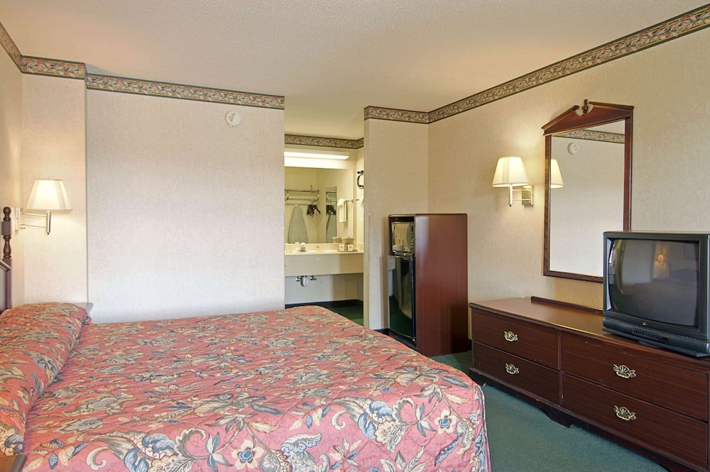 Days Inn Suites by Wyndham Fort Valley - Property Image 33