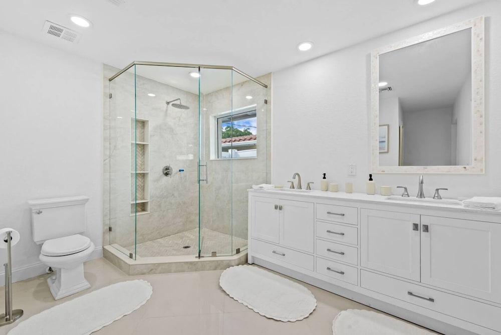 Waterfront Oasis Heated Pool Game Room Gym