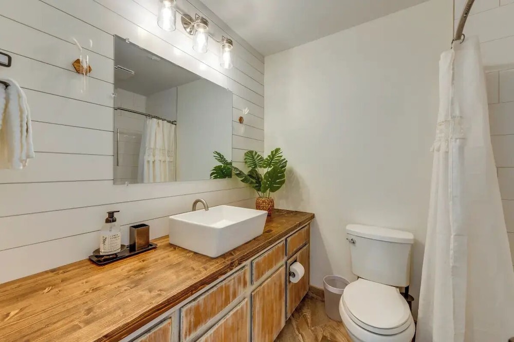 Pet-Friendly Lake Norman Retreat