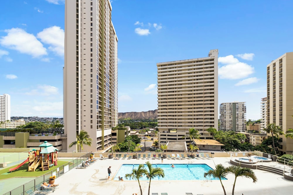 Waikiki Banyan 1BR