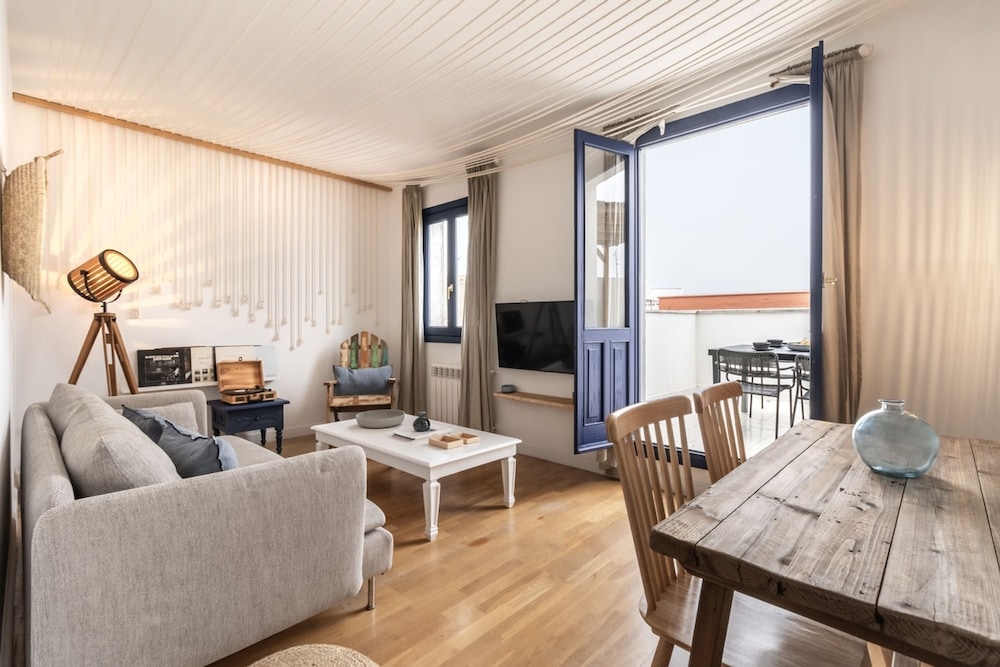 Perissa - 2 Bedrooms and Terrace in Trafalgar