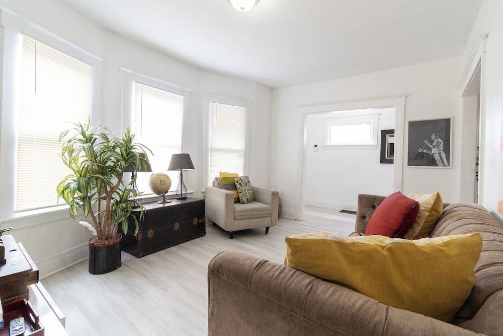 Detroit 4BR Home Bathtub & Pet Friendly Stay
