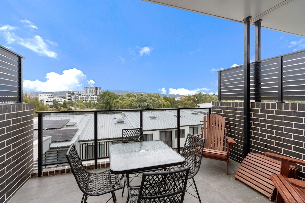 Modern 3-bedroom Townhouse in Quiet Greenway
