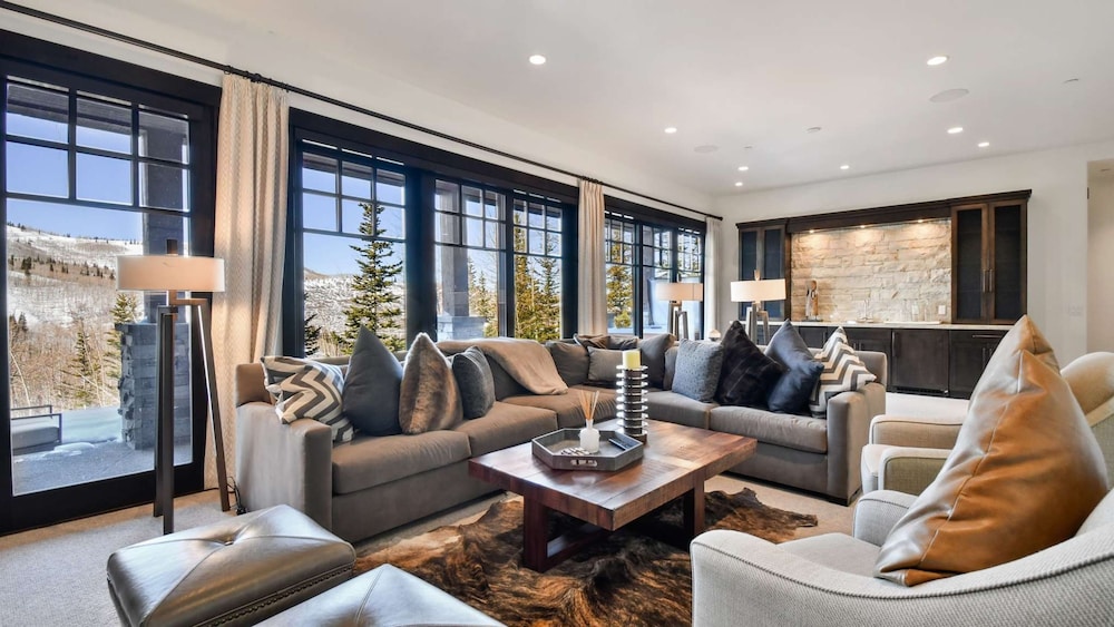 Silver Sun by Avantstay Ski-in Ski-out w Hot Tub