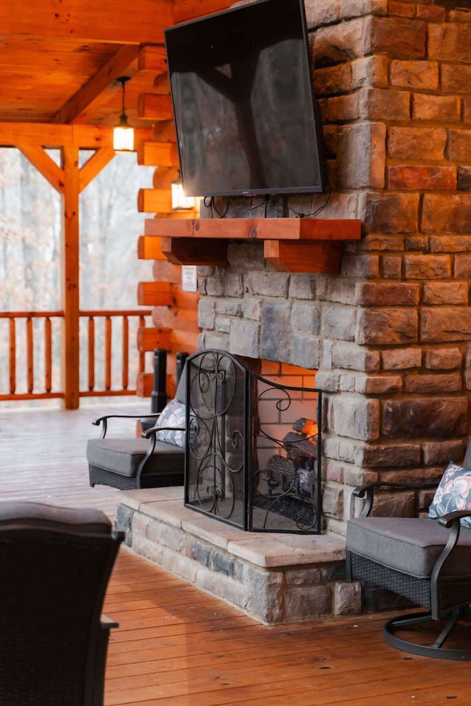 Sleeps 16! Luxury Cabin With Game Room & Hot Tub