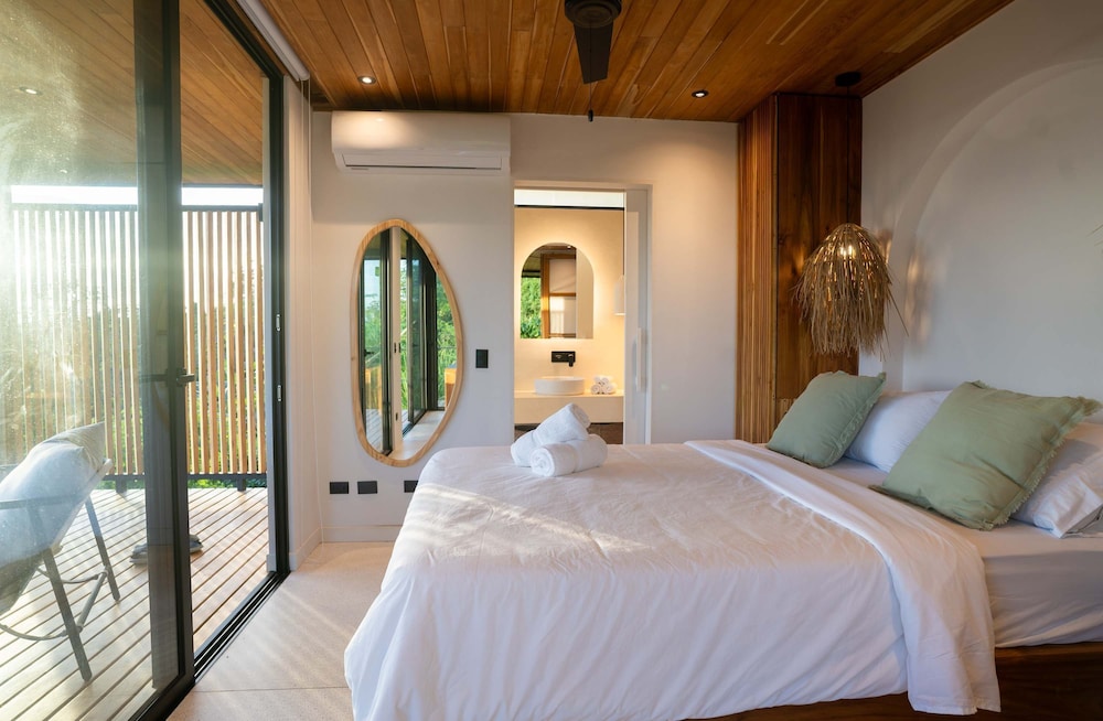 Chic 1BR Escape Breathtaking Balcony Views