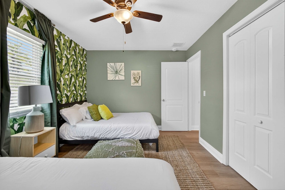 Luxury Meets Paradise Family-friendly 4BR w Pool