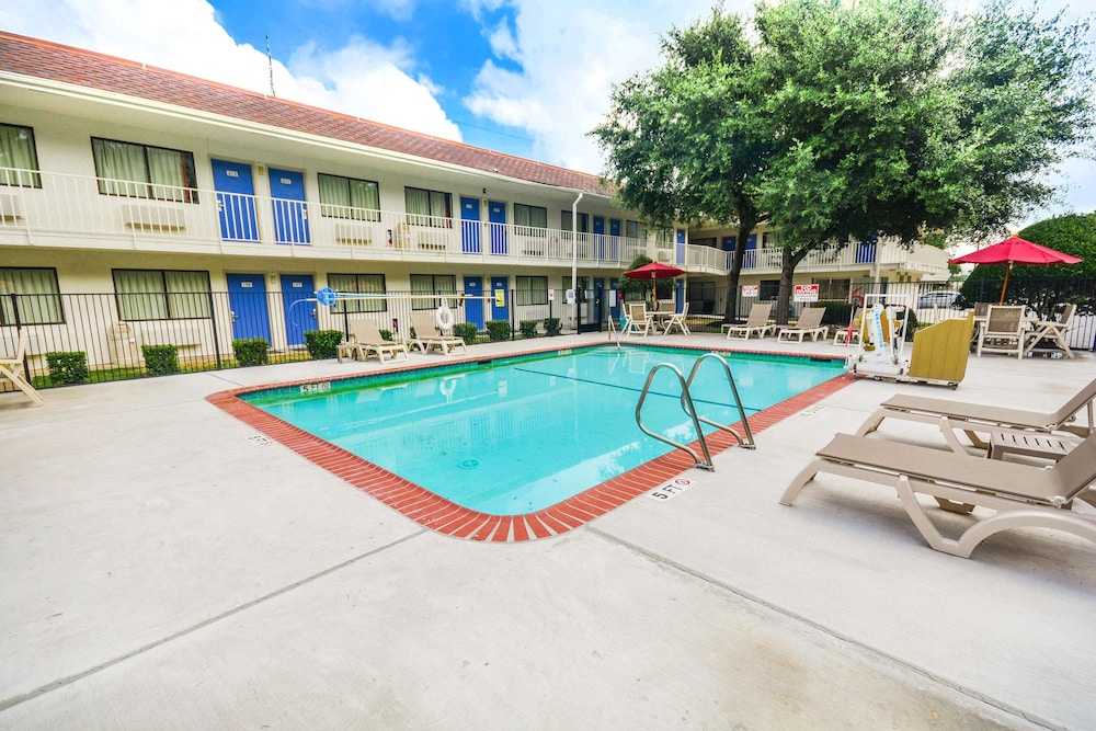 Motel 6 Huntsville, TX