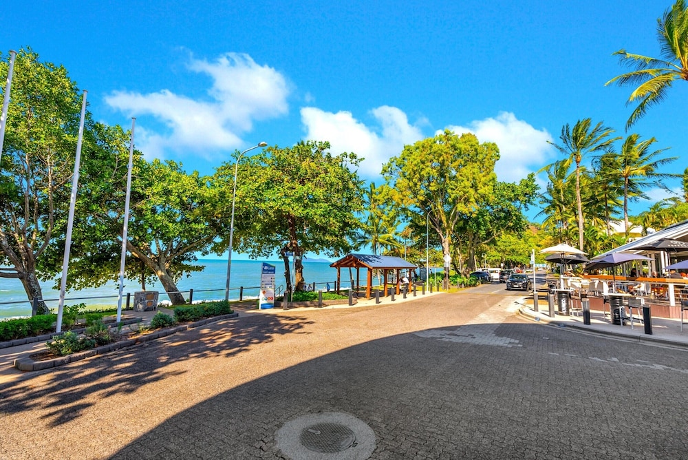Beachfront 3-bed With Pool & Stunning Ocean Views
