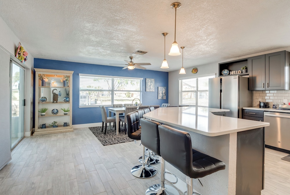 Canal & Gulf Views: Spacious Hudson Home