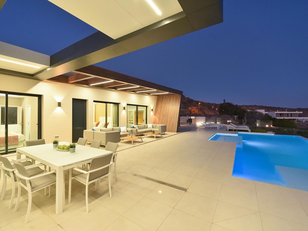 Villa in Salobre With Pool & Golf Nearby