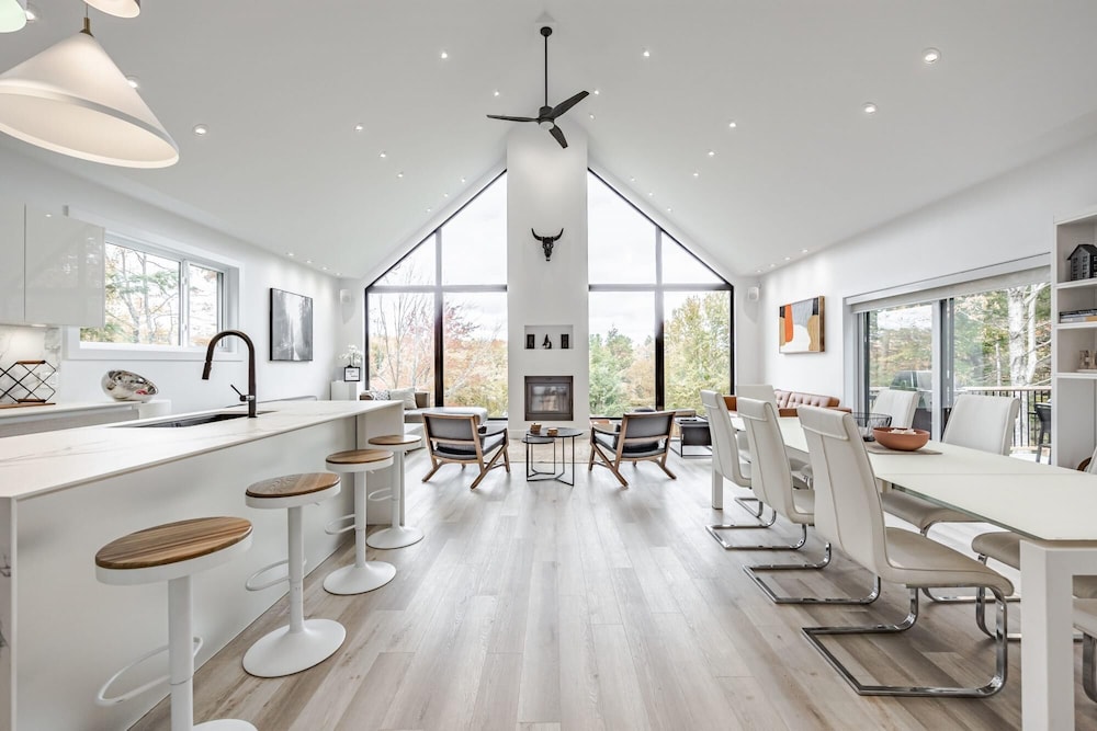 Valhalla - Scandinavian Style Chalet Directly on the Lake With Upscale Amenities and Private hot tub