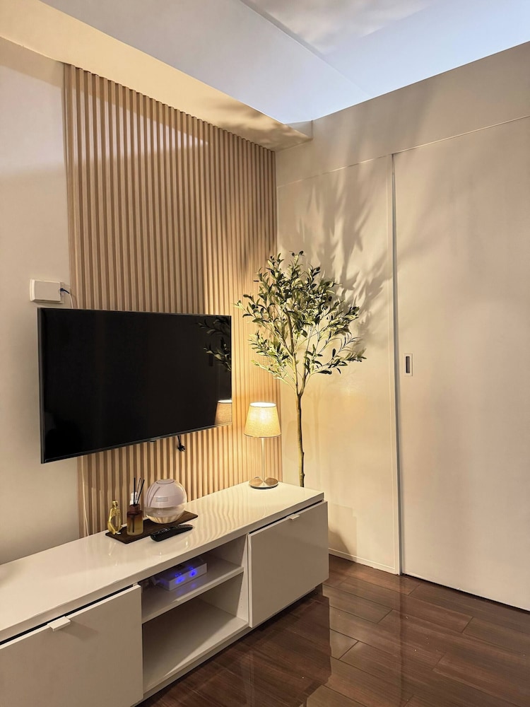 Entire Room in Makati Center With Fast Wifi