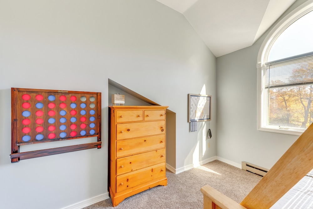 < 1 Mi to Boulder Lake & Skiing: Family Retreat! view 4