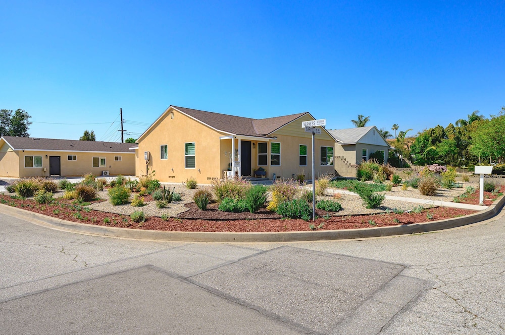 Stylish New Home Bright Modern Fully Stocked