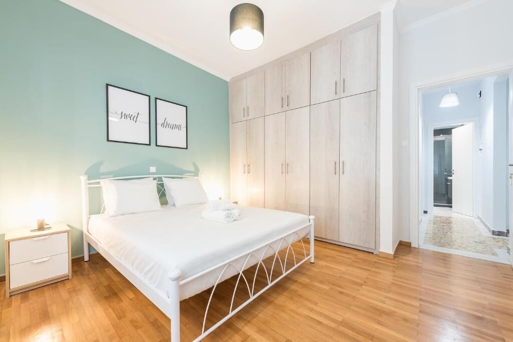 Athens Central Pangrati - Varnava Square Modern Apartment for 5