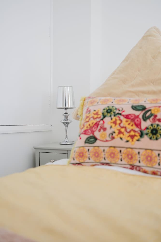 Corner House - Bright 2BD in Cheltenham
