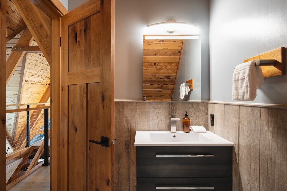 Timberline by Avantstay Stunning Chalet Cabin w/ Hot Tub, Pool Table Home Theater! - Property Image 18