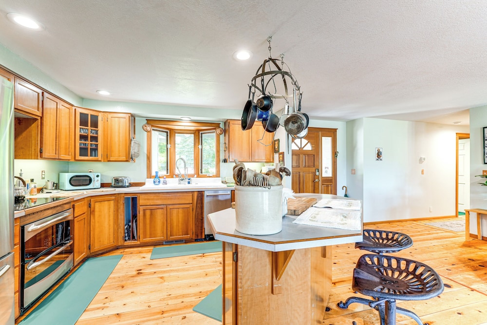 Oregon Farmhouse Hideaway on 53 Acres