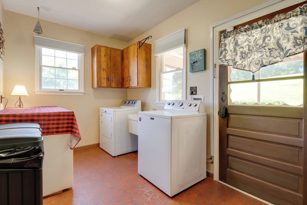 11 Mi to Asheville: Scenic Retreat w/ Game Room