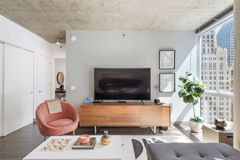 Exclusive 3BR City Views Top Amenities Central