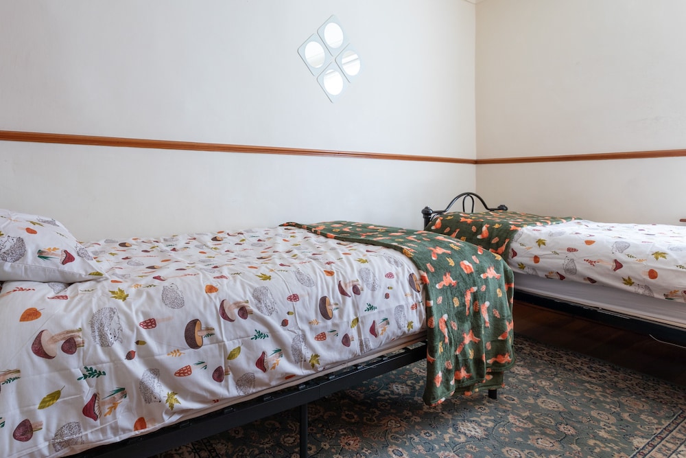 Haworth Village House - Sleeps 6, Parking & Pets!