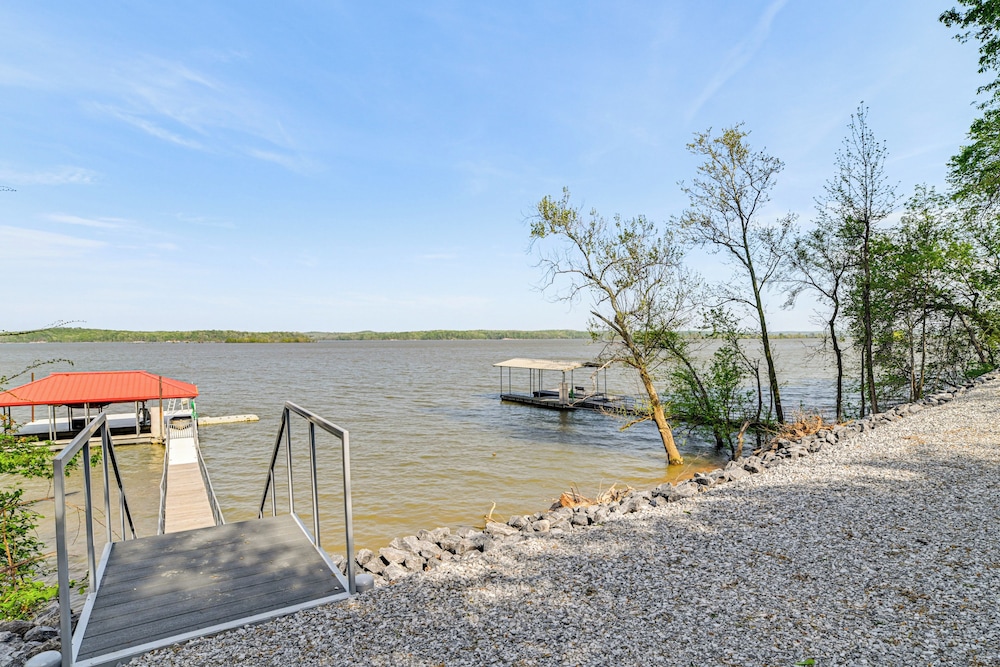 Game Room & Screened Porch: Kentucky Lake Retreat!