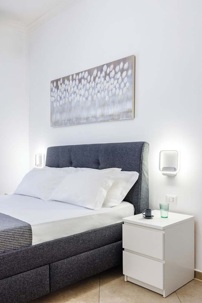 Chiaia Boutique Flat on Pedestrian Area by Napoliapartments