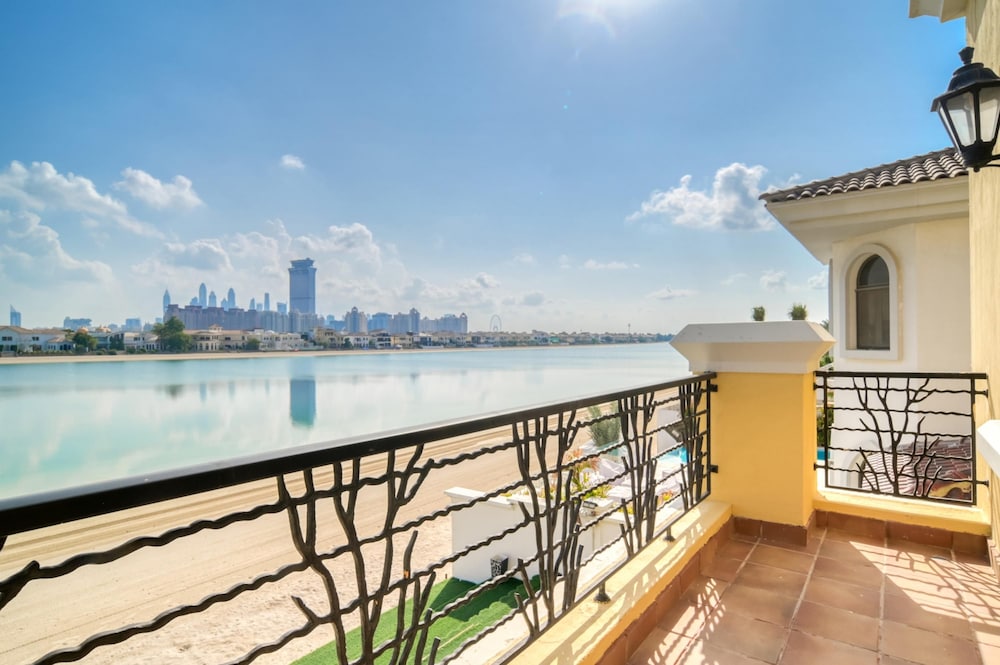 Exclusive 6BR Palm Villa w Private Pool and Beach