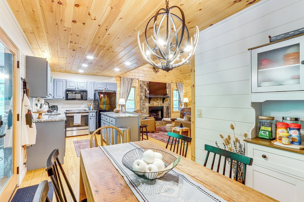 5 Mi to Dtwn Blue Ridge: Spacious Cabin w/ Hot Tub