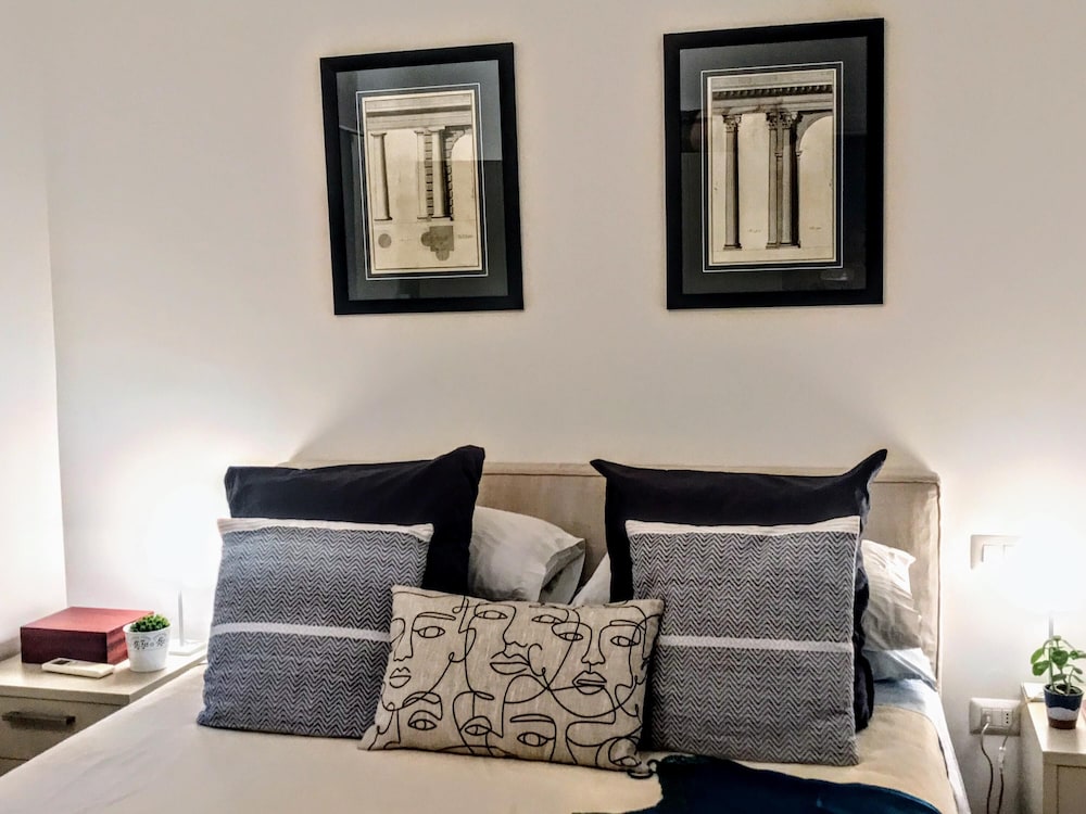 In Rome at Spanish Steps Classy Apartment With Modern Design in an Historic Palazzo