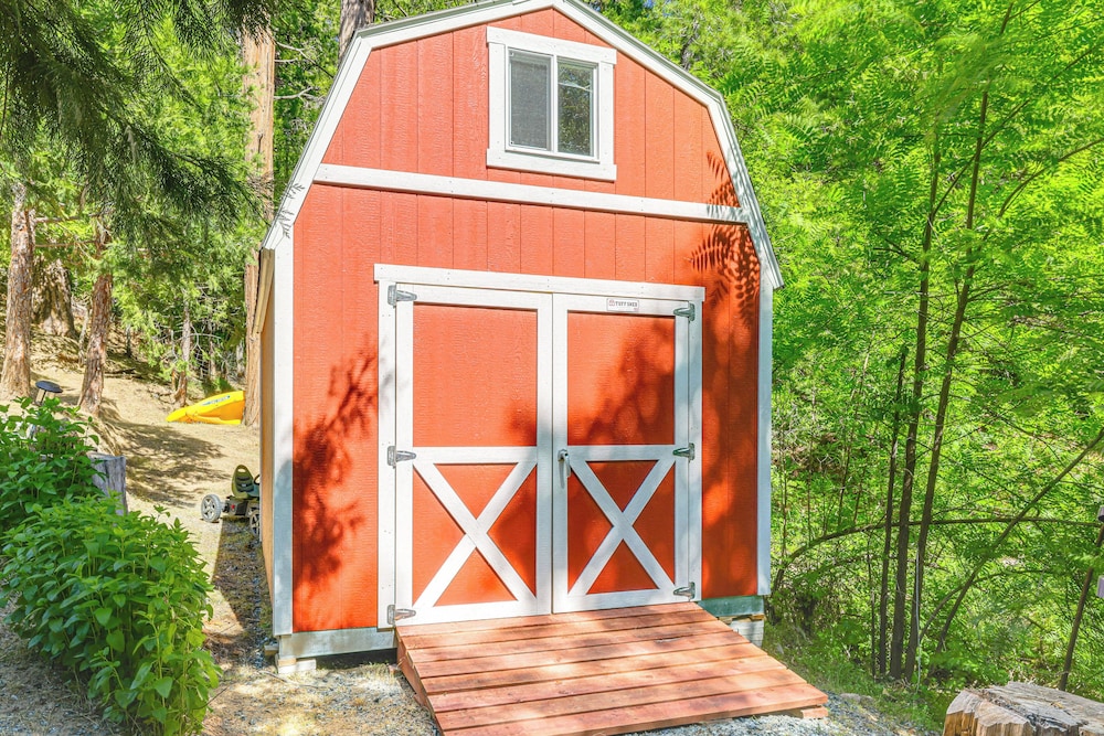 Peaceful Forest Views & Patio: Twain Harte Home