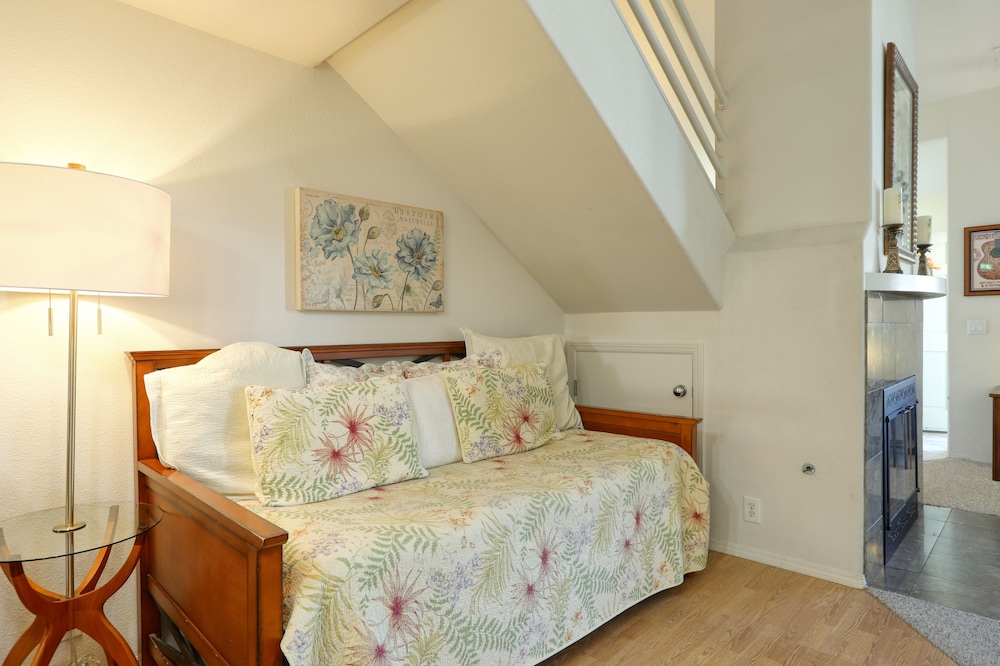 160 Ocean View 2 Bedroom Condo by RedAwning view 4