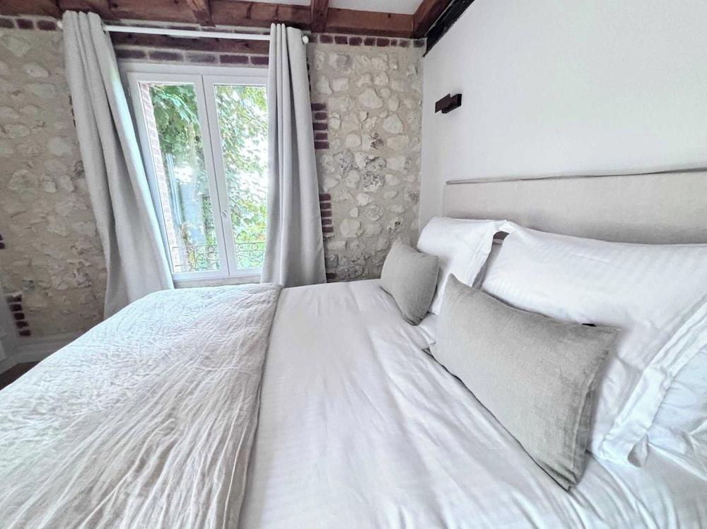 Exceptional 5 Bedroom House Near the Beach view 5