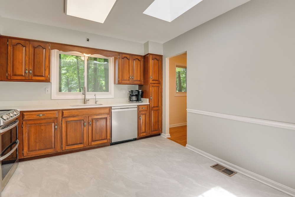 9 Mi to Historic District: Ellicott City Home!
