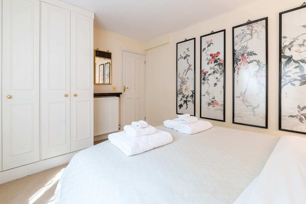 Elegant 3 Bedroom Home Located in South Kensington