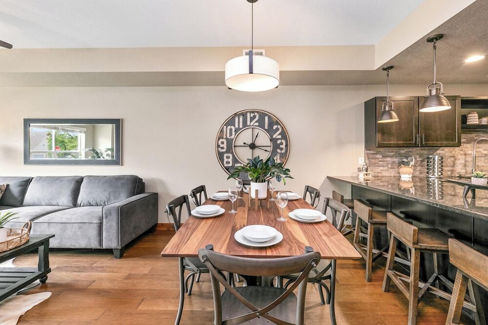 Old Town North Getaway King Beds & Game Room!