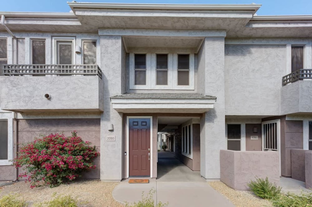 Lux Scottsdale Condo Overlooks 9th Hole Near Golf