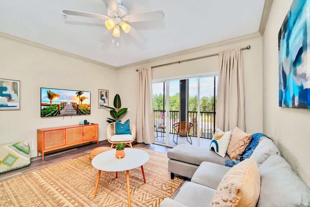 Tropical Styled Condo w Outdoor Pool and Hot Tub view 4
