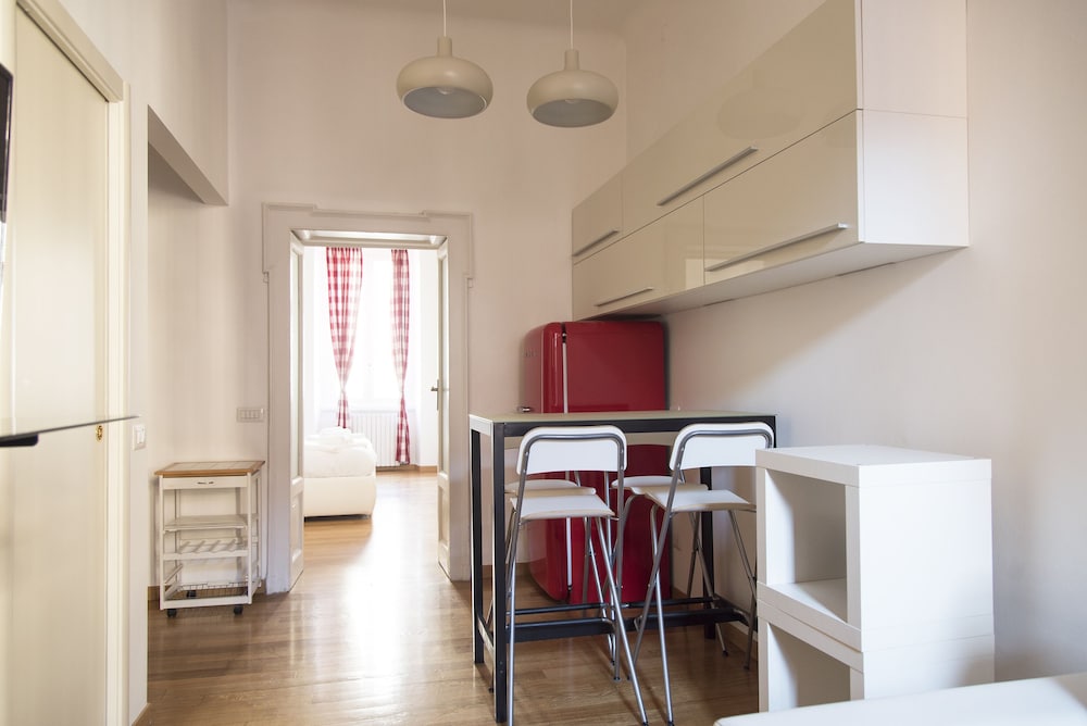 White and Clean Apartment near Metro MM1