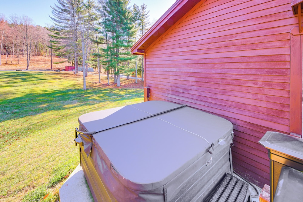 Hot Tub, Fire Pit & Grill: Remote Springfield Home