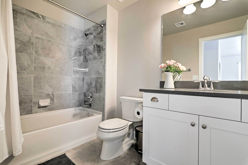 Modern Washington Townhome- 6 Mi From Red Cliffs! view 3