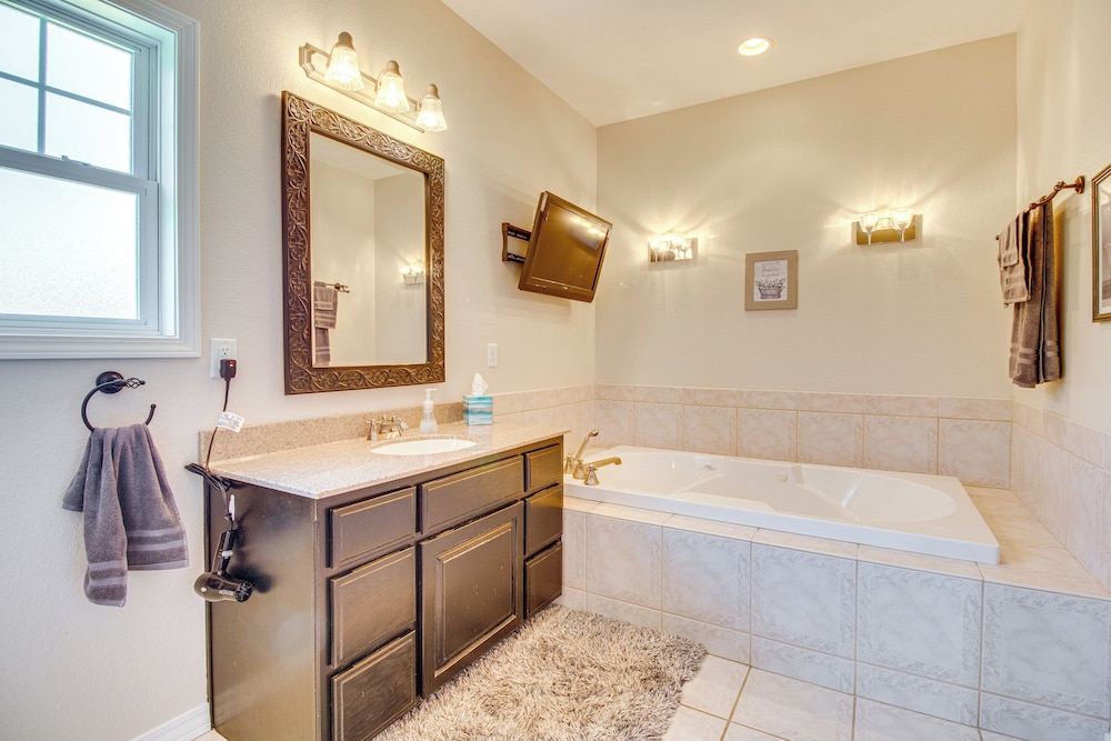 Near Bull Shoals Lake: Spacious Golfer's Getaway!