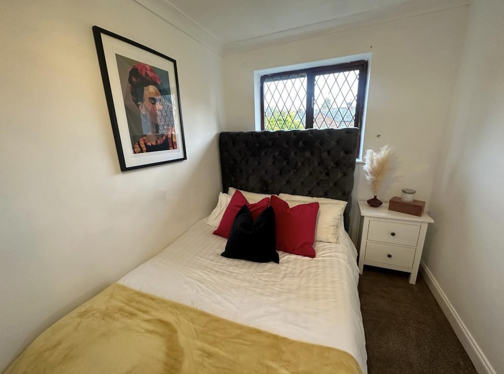 Impeccable 2-bed House Next to Old Trafford view 3