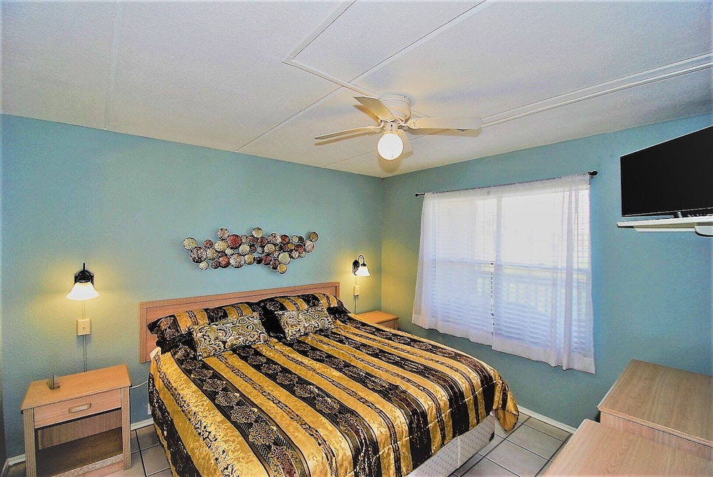 Parklane Unit #311 2 Bedroom Condo by RedAwning