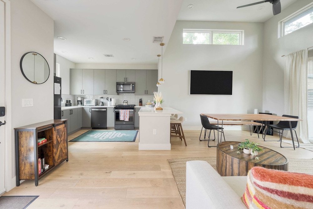 Private Pool, Firepit, Patio Steps to East Austin Dining, Music, Art, Murals